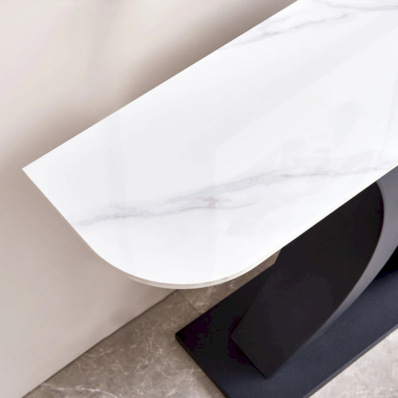 Console moderne, design aux formes raffinées, structure en métal avec patins réglables pour l’entrée