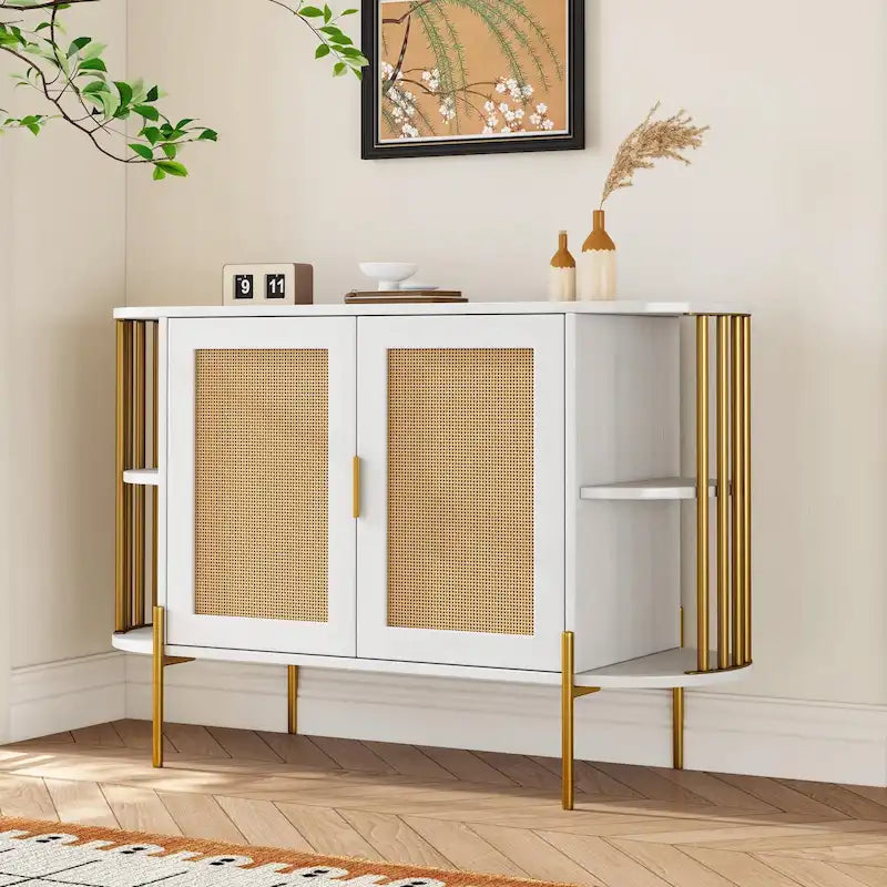 Buffet courbé 2 portes avec plateau doré et portes en rotin tressé