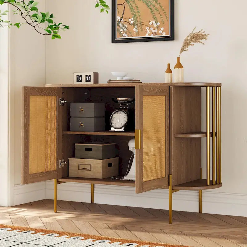 Buffet courbé 2 portes avec plateau doré et portes en rotin tressé